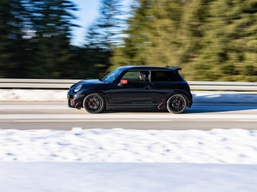 Mini John Cooper Works - Na lodzie i śniegu
